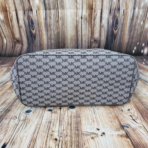 Michael Kors Emry Logo Signature - Picture 5 of 13